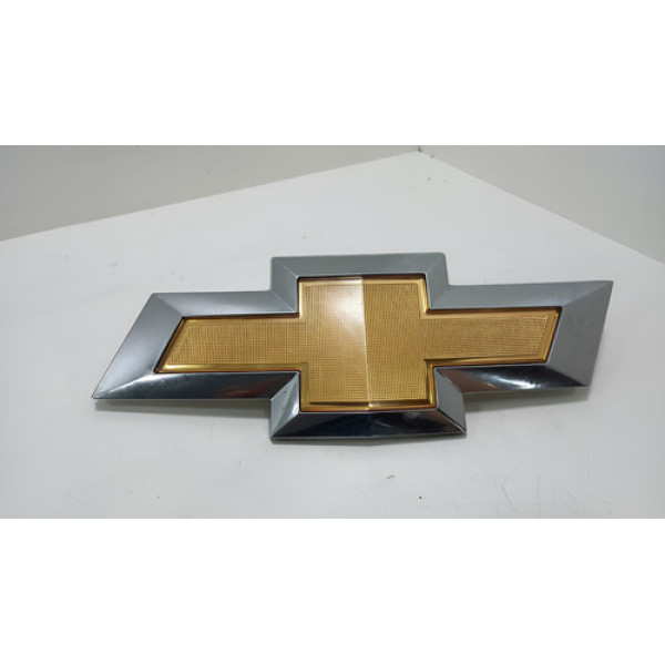 Emblema Gravata Dourado Porta Malas Cruze Hatch 2017/2018 Dourado
